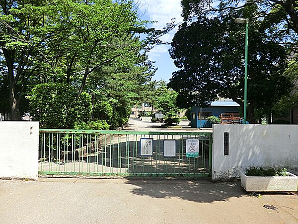 栄中学校　松原団地の中にある公立中学校。学校教育目標/自ら学び考え行動する生徒・豊かな心をもち思いやりのある生徒・健康でたくましい生徒。