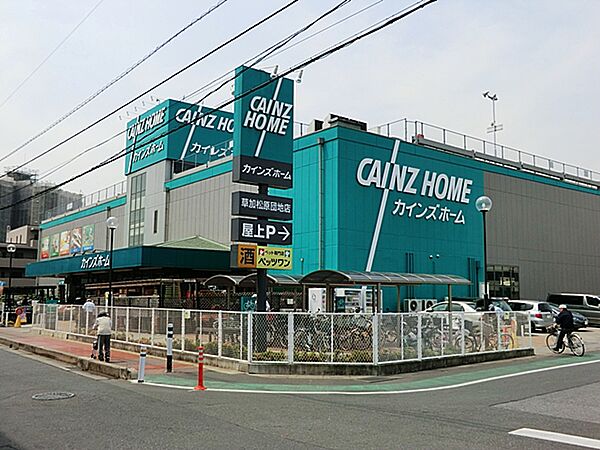 カインズホーム草加松原店1階にあるのは、生活に密着した日用雑貨・家庭用品・ペット用品・オフィス用品の購買頻度の高い商品。特にペット専門店「ペッツワン」では、犬や猫・熱帯魚などまで幅広く取り扱っている。