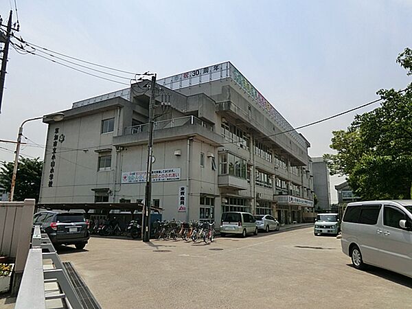 小山小学校。「進んで学ぶ子」「思いやりのある子」「体をきたえる子」「ねばり強い子」を学校教育目標に掲げ、「学びいっぱい、友だちいっぱい、汗いっぱいの夢ふくらむ学校」をめざす学校