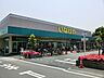周辺：「新鮮さを、お安く、心をこめて」が経営指針。その言葉通り、毎日のようにお得なセールが打たれており、店内は多くの買い物客で賑わっている。