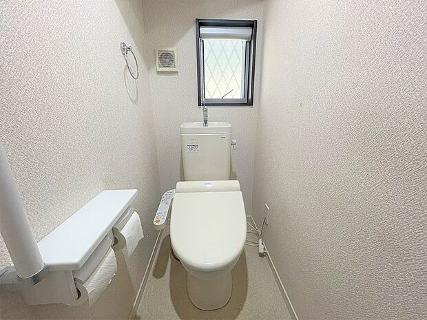 1階トイレ。温水洗浄機付でさらに快適なレストルーム