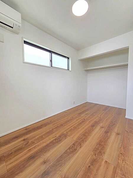 2F洋室5.8帖。2面採光の洋室は快適な目覚めが期待できそうな明るいお部屋です。◇2026.6撮影