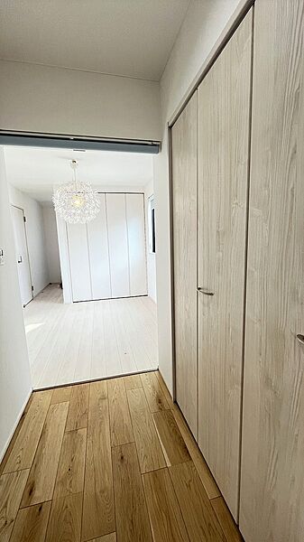 広々とした2階洋室。収納も豊富です！◇2026.8撮影
