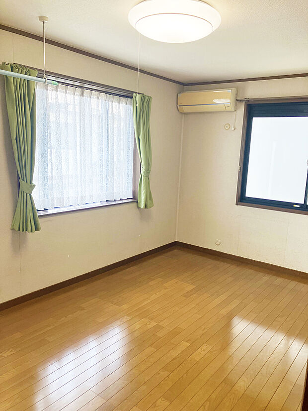 ■2階約7.5帖の洋室。出窓のついた明るいお部屋です！