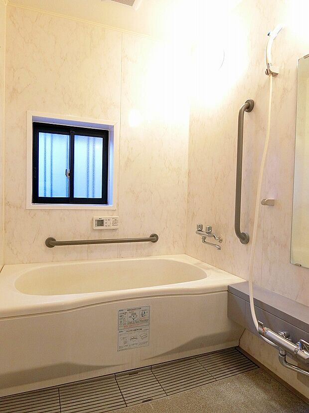 ■浴室には手すりがついているので、ご高齢の方の入浴も安心です！換気のできる窓のついた明るい浴室です。