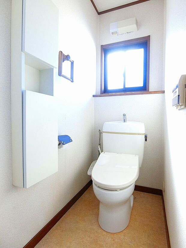 ■壁面収納のついた2階トイレ。ペーパー類等すっきり収納できます！快適な温水洗浄便座機能付きです。