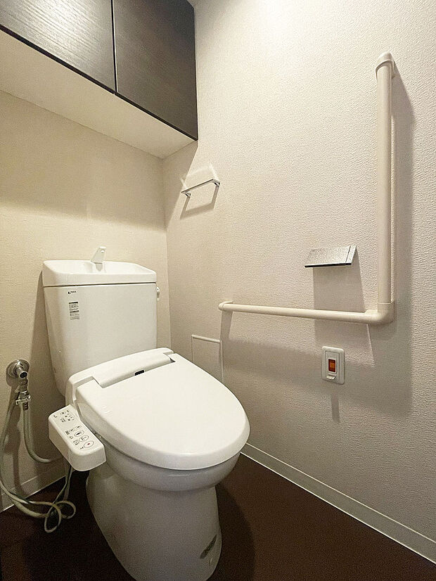 ■ウォシュレット機能付きのトイレは上部吊り棚収納付きです◎