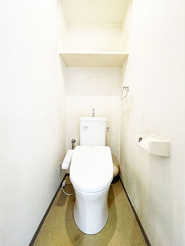 ■トイレには上部吊戸棚が付いているので、ペーパー類等収納することができます！■トイレは快適な温水洗浄便座機能付きです！