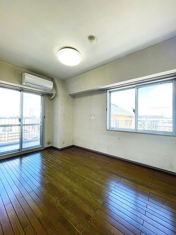 ■約6.2畳の洋室。2つのバルコニーに面した窓から光の射し込む明るいお部屋です！