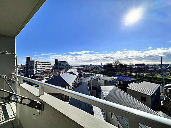 ■南バルコニー、5階住戸につき陽当たり・眺望良好♪綾瀬川が望め、春にはお花見も楽しめます♪（2025年12月）撮影