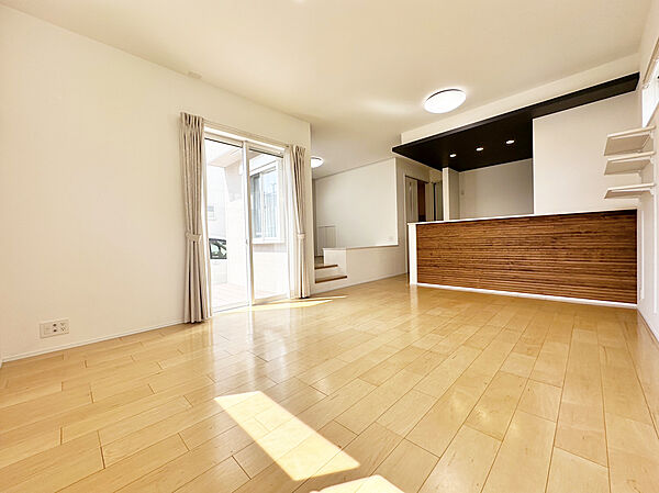 ■約16.2帖のLDKは3面採光の明るいお部屋です♪小物や写真を飾ってミニギャラリーとしても楽しめるシェルフが付いています！キッチンのパネルは無垢材を使用したデザインウォール採用です♪