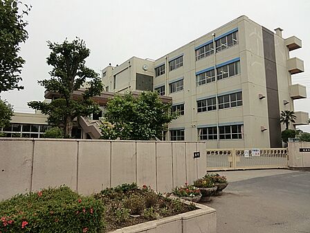西方小学校(600m)音楽とのふれあいにも熱心で、4~6年生が60名程度集まって編成される金管バンドは、朝マラソンや全校朝会、児童会活動など、全校で集まるときの入退場の音楽(生演奏)を担当している。