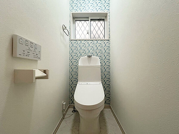 ■モザイクタイルの飾りが魅力の、窓付きの明るいトイレです♪