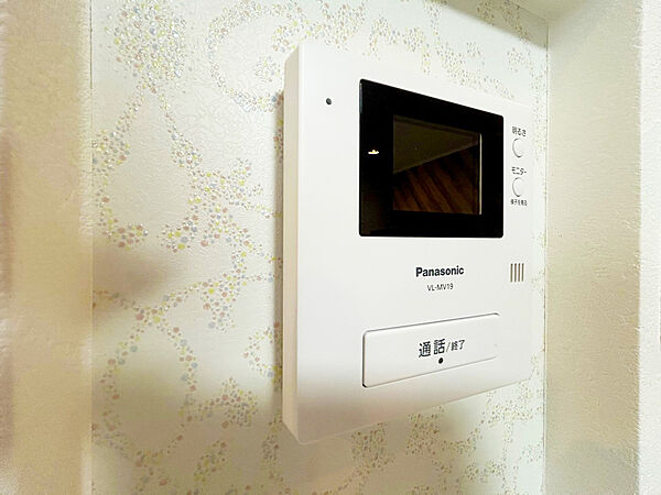 ■TVモニター付きインターホン。モニターで来訪者が確認できるので、防犯面でも安心です！