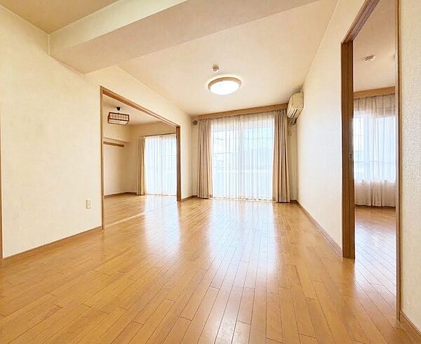 ■約15.2帖のLDK♪バルコニーから光の射し込む明るいお部屋です！間仕切りの引き戸を開けると和室とリビングと繋がりより開放的な空間になります！
