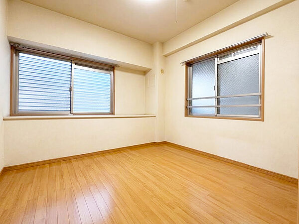 ■約5.1帖の洋室は2面採光の明るいお部屋です！