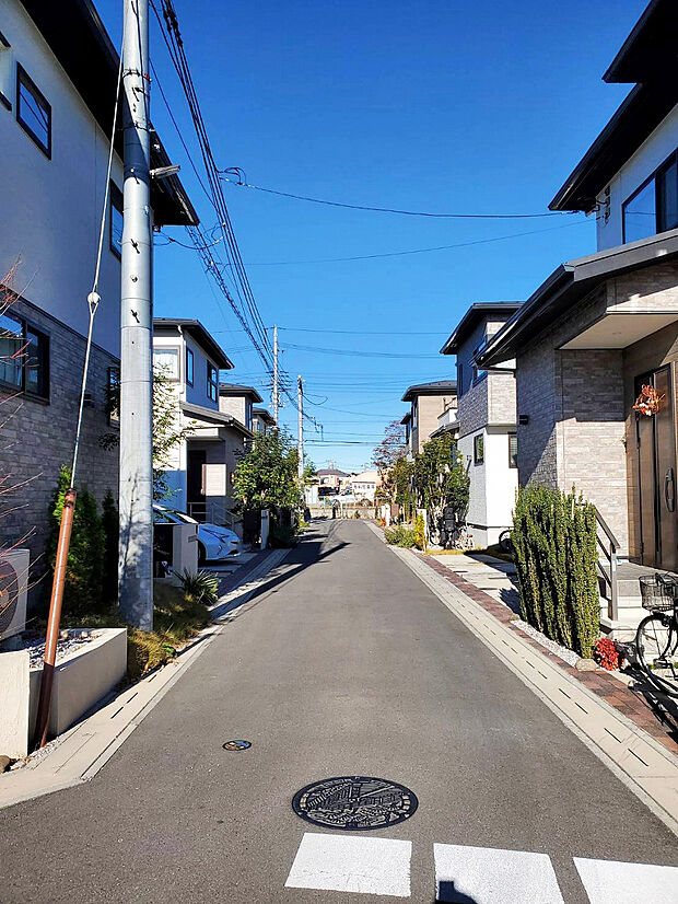 カースペースは一部をレンガ敷きにすることで、各邸の敷地と連続性をもたせ、さらに街区内道路を美しく彩っています