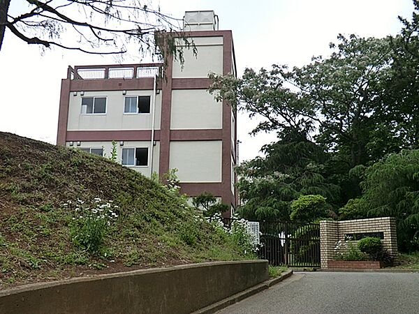前原中学校まで徒歩19分。2011年に創立50周年を迎えた中学校。2015年には校舎が新築されました。