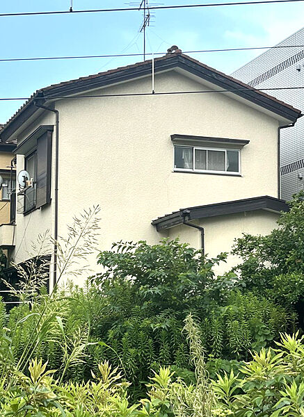 スーパー、病院、学校も徒歩圏内。生活に便利な環境が整っています。※掲載の写真は、生成AI（CG）で空を加工したものとなります。