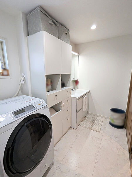 【洗面所】脱衣も洗濯もストレスフリー。大型の収納家具を置いてもゆとりが続く、開放的なサニタリー空間。
