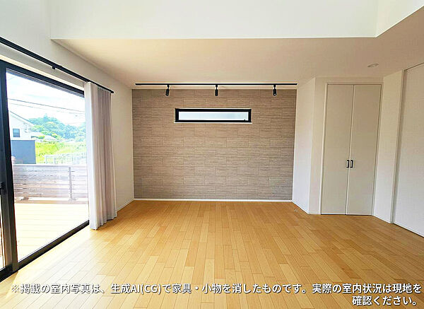 【リビング】注文住宅のようなこだわり。吹き抜けとダウンライトが演出する、上質な家族の時間。