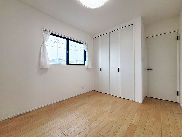 【2階洋室1】「隠す」収納で、いつも綺麗に！クローゼット付き5.3帖洋室は、整理整頓もラクラク！