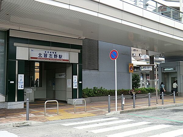 京成松戸線「北習志野」駅まで徒歩20分。駅舎と駅前商業ビルはペデストリアンデッキで結ばれ、商店街なども充実しています。緑が多く広々とした北習志野近隣公園も駅から徒歩5分程の場所にあります。