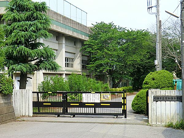 古和釜中学校まで徒歩13分。