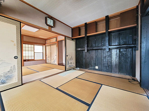 【1階4.5帖和室】襖を開ければ、合計12.5帖の大空間に早変わり。親戚の集まりや、お子様がのびのび遊べる広々とした1階の続き間和室です。