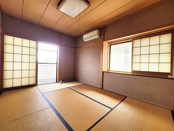 【2階6帖和室】2面採光で明るく爽やかな光が差し込む2階和室。障子越しに広がる柔らかな光が、お部屋全体を優しく包み込みます。