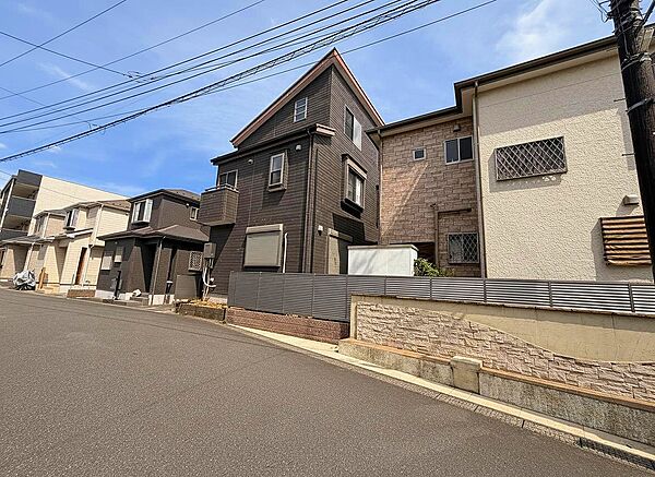 シックな外観デザインが目を惹く、落ち着きと寛ぎのある住まい。※掲載の写真は、生成AI（CG）で空を加工したものとなります。