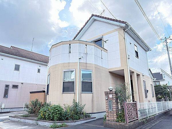緩やかなカーブを描く外観・室内デザインが、個性的で温かみのあるリビング空間を演出する特徴的なリビングダイニング。