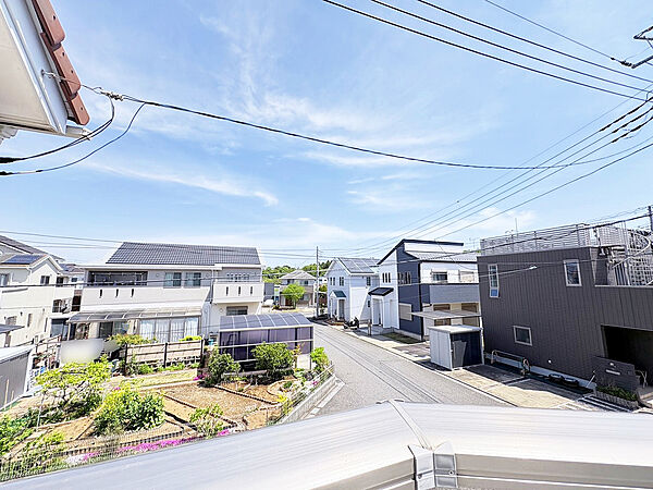 開放的な北東6m×南東6mの角地に位置し、開放感・陽当たりともに恵まれたロケーションです。開発分譲地内のため街並みも美しく整っています。