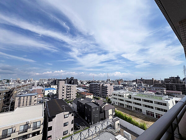 【眺望】8階バルコニーから望む心地よいパノラマビュー！光と風を感じる住まい。