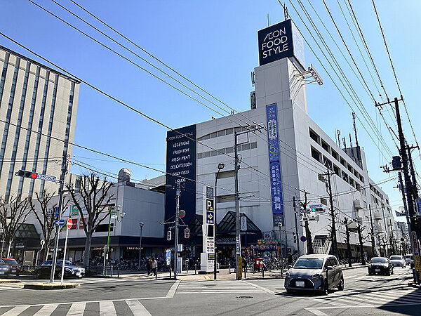 【イオンフードスタイル新松戸店】営業時間9時00分～22時00分　食品・お酒が豊富です。レストランや100円均一、衣料品売り場などが揃っています。
