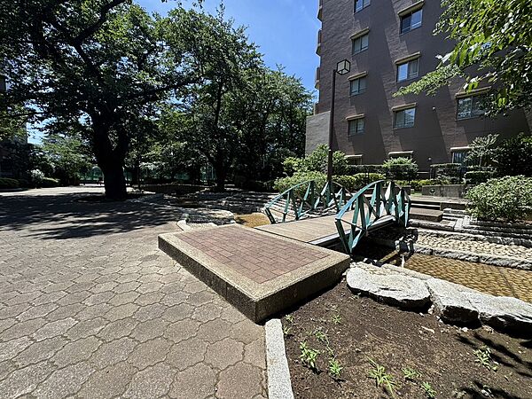 【中庭】緑豊かな住環境で育む心豊かな暮らし。敷地内をゆったりとお散歩できる贅沢。