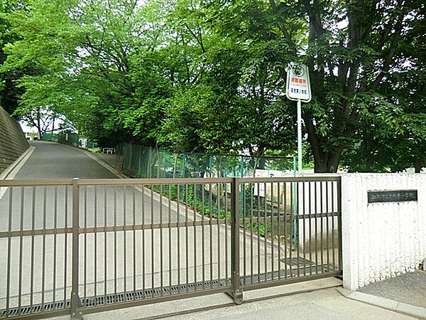 高根東小学校まで徒歩8分。