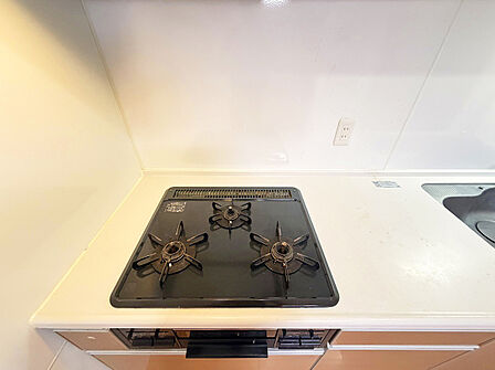 手際よく品数を増やせる3口ガスコンロ。一度に複数の調理が進み夕食の準備もスムーズに。