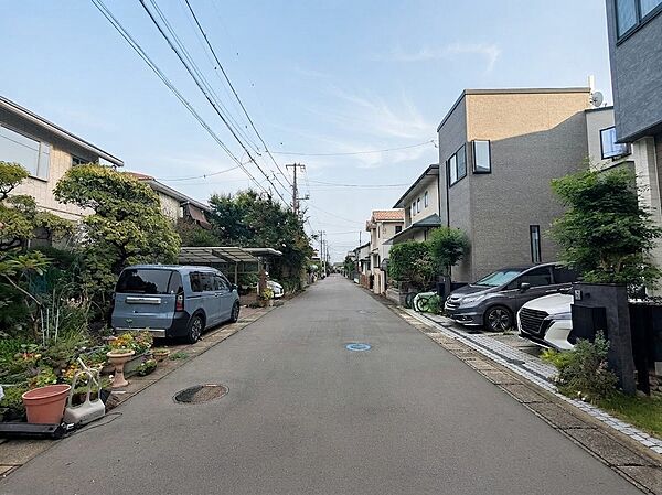 前面道路6m。車のすれ違いや駐車もスムーズです。朝の忙しい時間帯や運転が少し苦手な方でも、焦らずサッと出発。