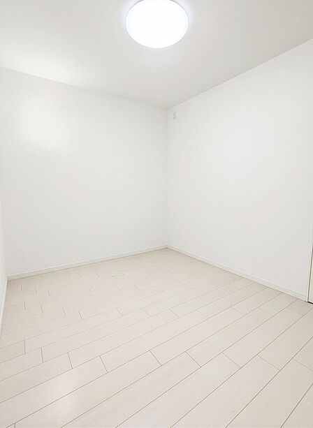 【洋室5.2帖】掲載の室内写真は、生成AI(CG)で家具・小物を消したものとなります。実際の室内状況は現地を確認ください。