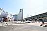 周辺：【総武中央線「下総中山」駅】駅の中はフラットな作りで、ホームまでのエレベーターがあります。また近くにスーパーや飲食店もあります。