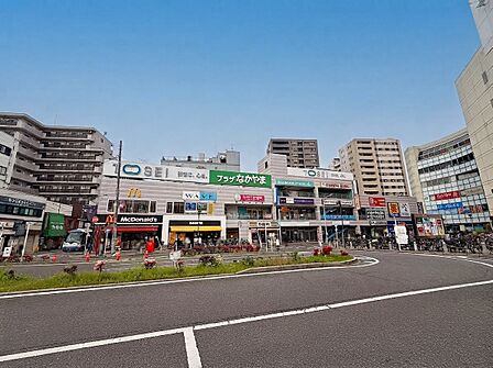 【プラザなかやま】飲食店、サービス、フィットネスが充実しており、駅前でアクセスが良い店舗ビルです。※掲載の写真は、生成AI(CG)で空を加工したものとなります。