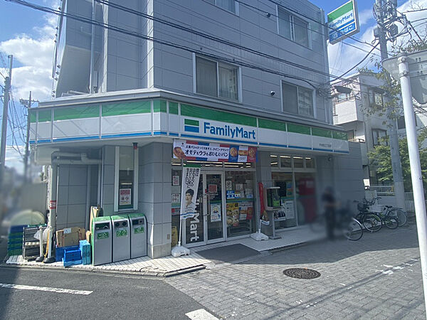 ファミリーマート大谷田3丁目店まで約180ｍ