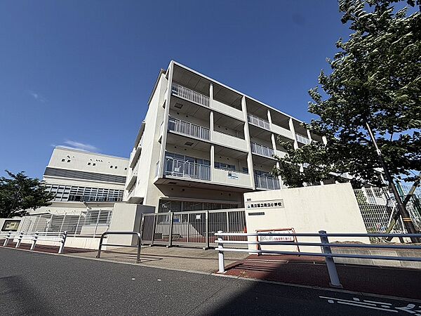 足立小学校まで約870ｍ