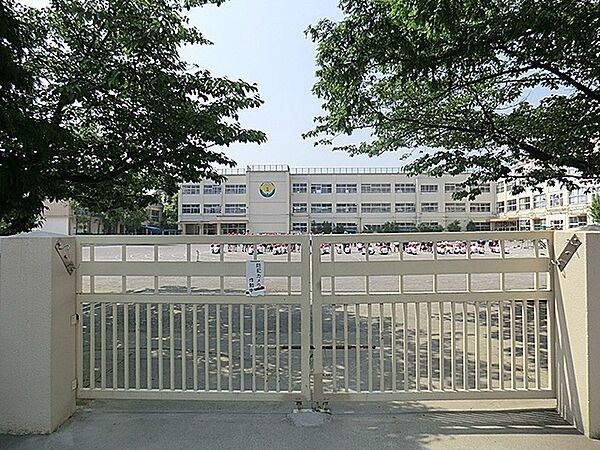 花保小学校まで約820ｍ