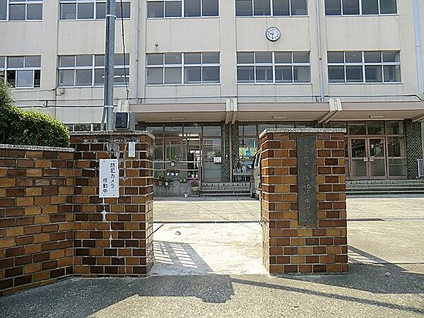 花保中学校まで約1030ｍ