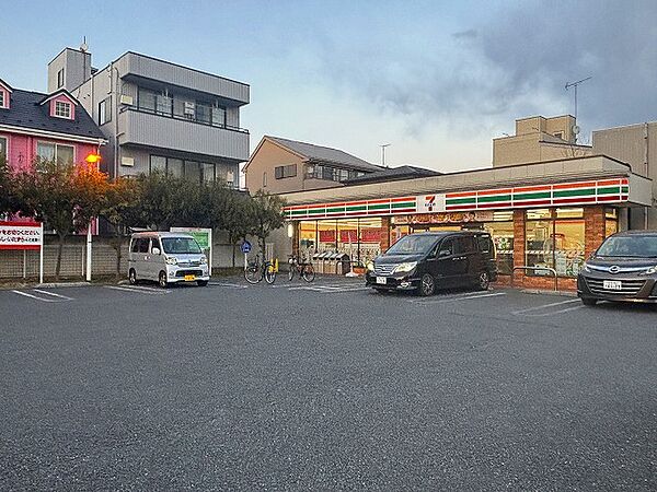 セブンイレブン足立伊興小西店約200ｍ