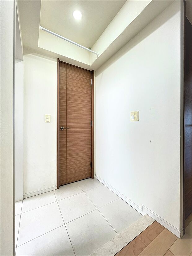 白く明るい玄関。家族が毎日使う玄関は明るくスッキリと。