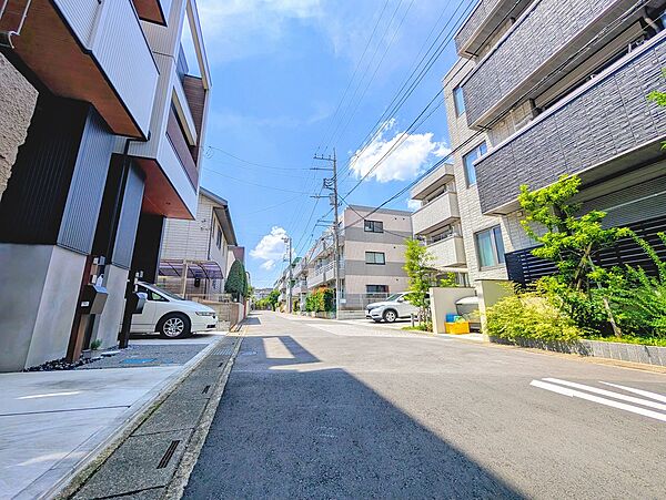 公道約6ｍに面した前面道路で駐車もしやすく安心！車庫付きのため雨にぬれずに出入りができます！