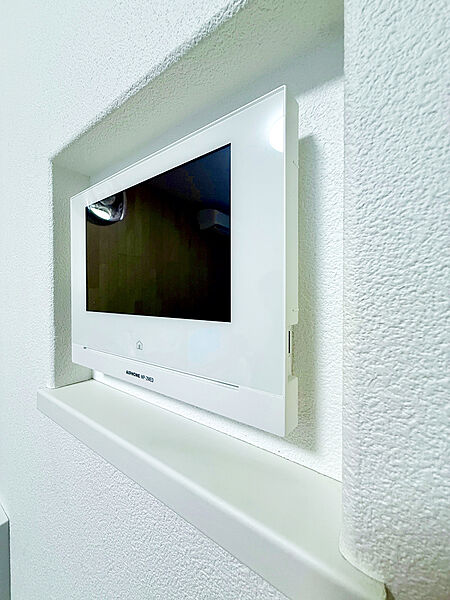 くぼませた壁に収めすっきりと配置されたTVモニター付きインターフォン（2026年2月）撮影